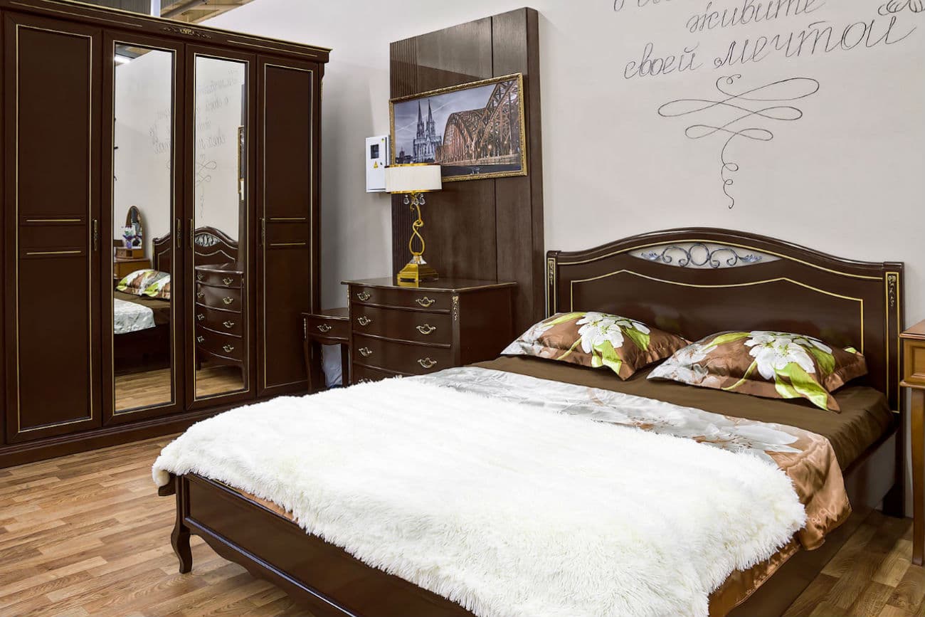 Schlafzimmer «Sophie» – dunkler Nussbaum mit Gold und 4-Türen-Schrank mit Spiegel